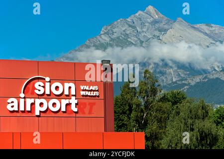 Aérodrome alpin Aéroport de Sion, sommet arrière Haut de Cry, Sion, Sion, Valais, Suisse Banque D'Images