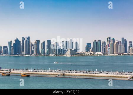 Vue des gratte-ciel depuis le bateau de croisière, skyline, Mwani Qatar, Doha, Qatar, Golfe Persique, moyen-Orient, Asie Banque D'Images