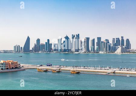 Vue du port aux gratte-ciel, skyline, Mwani Qatar, gauche du vieux port, Doha, Qatar, Golfe Persique, moyen-Orient, Asie Banque D'Images