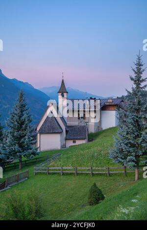 L'église alpine dans le village de Muncion dans la vallée de Fassa, San Giovanni di Fassa, province autonome de trente, Trentin, Italie Banque D'Images