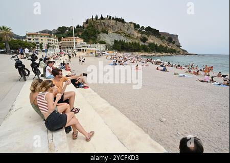 France, Cassis, 09 juin 2024 : ville côtière de Cassis sur la Côte d'Azur, vue sur la plage et les baigneurs, sud de la France Banque D'Images