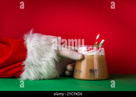 Mocha ou Latte glacé à la menthe poivrée, boisson au café de Noël avec cannes de bonbons écrasées, crème fouettée et sirop de menthe, boisson fraîche de fête Banque D'Images