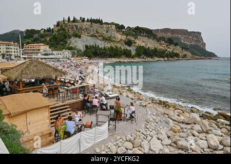 France, Cassis, 09 juin 2024 : ville côtière de Cassis sur la Côte d'Azur, vue sur la plage et les baigneurs, sud de la France Banque D'Images