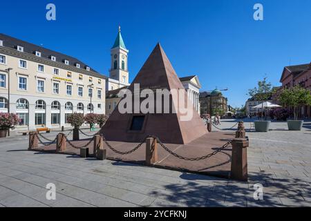 Karlsruhe, Bade-Württemberg, Allemagne - place du marché avec pyramide et dos de l'église de la ville de Karlsruhe. La pyramide de Karlsruhe sur la place du marché sur Karl-Friedrich-Straße est la tombe du fondateur de la ville Karl Wilhelm von Baden-Durlach (1679-1738) et un point de repère de la ville. Banque D'Images