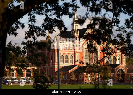 Une vue extérieure du Dulwich College dans le sud de Londres, le 22 octobre 2024, à Londres, Angleterre. Dans le cadre de la politique électorale du Parti travailliste, les frais de scolarité privés au Royaume-Uni seront soumis à une TVA de 20 % à partir du 1er janvier 2025. Banque D'Images