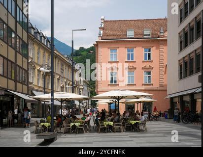 Merano, Tyrol du Sud, Italie, café de rue dans la zone piétonne Sparkassenstrasse, ancien hôtel de ville de Merano, 1879-1958 ancien siège de la caisse d'épargne, aujourd'hui bâtiment municipal de la ville de Merano. Banque D'Images