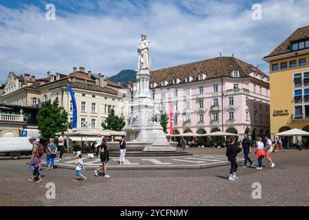 Bolzano, Tyrol du Sud, Italie, place Waltherplatz avec monument à Walther von der Vogelweide, promenade des passants à travers les places et à travers les ruelles de la vieille ville. Banque D'Images