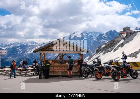 Stilfserjoch, Vinschgau, Südtirol, Italie, route du col de Stilfser Joch, Stand Bratwurst d'Ernstl en haut de la route du col, paysage de montagne enneigé autour du massif de l'Ortler en arrière-plan. Les Alpes Ortler dans la vallée du Vinschgau avec leurs près de 100 glaciers sont une chaîne de montagnes d'environ 50 km de long et 40 km de large. Banque D'Images