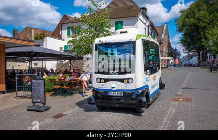 Bus électrique autonome en service régulier, Monheim am Rhein, Rhénanie du Nord-Westphalie, Allemagne Banque D'Images