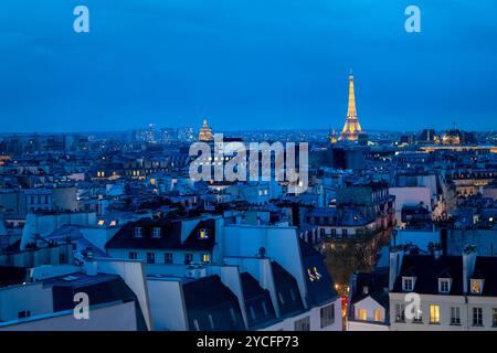 Tour Eiffel et toits de Paris, vue aérienne depuis le Centre Pompidou (ou Beaubourg) la nuit Banque D'Images