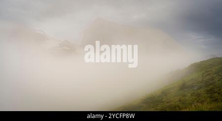 Ambiance brumeuse dans les montagnes Banque D'Images