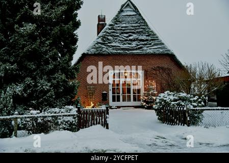 Europe, Allemagne, basse-Saxe, stade district, neige, maison au toit de chaume en hiver, Noël, vue dans le salon Banque D'Images