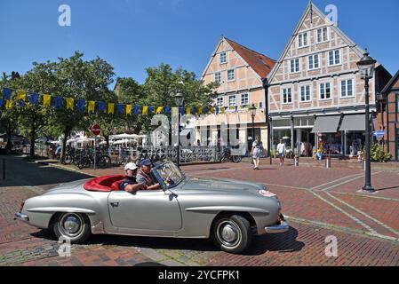 Europe, Allemagne, région métropolitaine de Hambourg, basse-Saxe, District de stade, Buxtehude, vieille ville, Lower Elbe Classics, rallye automobile classique, Mercedes Benz 190 SL de 1960, argent Banque D'Images