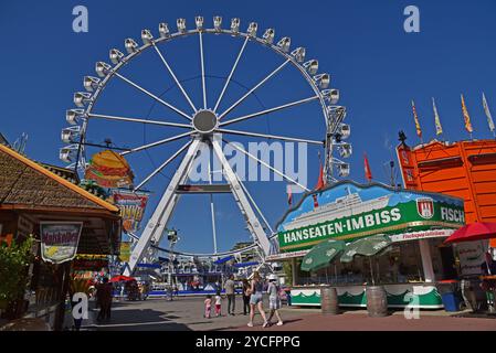 Europe, Germany, Hanseatic City of Hamburg, équipé Pauli, View of Ferris wheel Banque D'Images