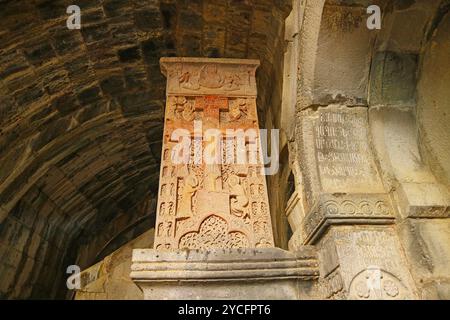 Superbe Khachkar ou Croix arménienne pierre au monastère médiéval de Haghpat, site du patrimoine mondial de l'UNESCO dans la province de Lori en Arménie Banque D'Images