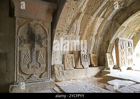 Groupe de magnifiques Croix-pierres arméniennes médiévales ou khachkars à l'intérieur du complexe du monastère de Haghpat, province de Lori, Arménie Banque D'Images