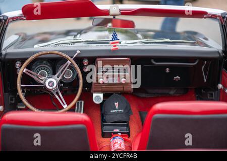 Vue intérieure d'une Pontiac classique dotée d'un volant et d'un tableau de bord élégants, mettant en valeur le design automobile américain vintage Banque D'Images