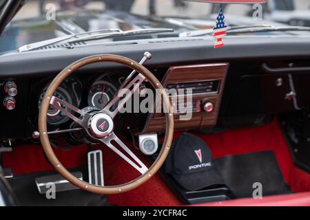 Vue intérieure d'une Pontiac classique dotée d'un volant et d'un tableau de bord élégants, mettant en valeur le design automobile américain vintage Banque D'Images