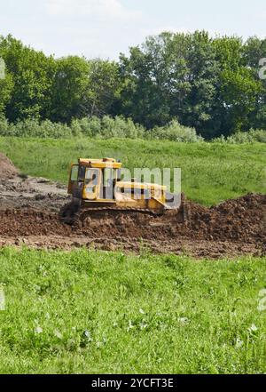 Le vieux tracteur caterpillar travaille dans les champs Banque D'Images