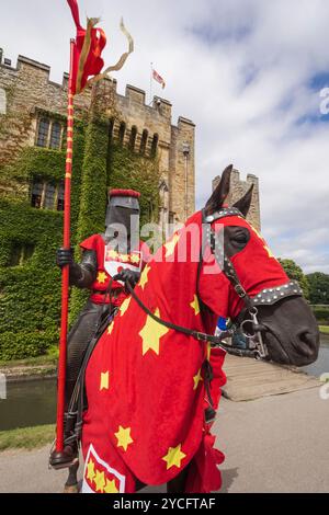 Angleterre, Kent, Hever, Hever Castle, Chevalier coloré en armure à cheval Banque D'Images