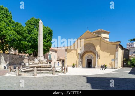 Promenade dans le centre historique de Bénévent, Piazza Santa Sofia avec la fontaine Chiaramonte et l'église Santa Sofia Banque D'Images