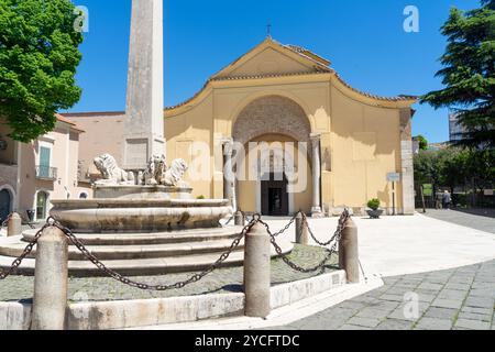 Promenade dans le centre historique de Bénévent, Piazza Santa Sofia avec la fontaine Chiaramonte et l'église Santa Sofia Banque D'Images