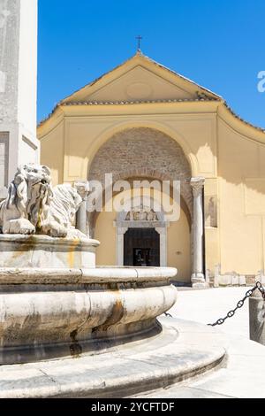 Promenade dans le centre historique de Bénévent, Piazza Santa Sofia avec la fontaine Chiaramonte et l'église Santa Sofia Banque D'Images