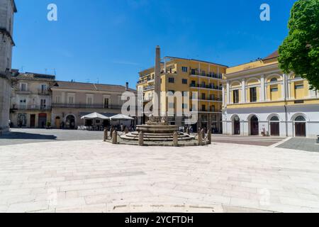 Promenade dans le centre historique de Bénévent, Piazza Santa Sofia avec la fontaine Chiaramonte et l'église Santa Sofia Banque D'Images