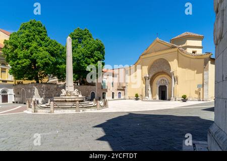 Promenade dans le centre historique de Bénévent, Piazza Santa Sofia avec la fontaine Chiaramonte et l'église Santa Sofia Banque D'Images