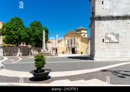 Promenade dans le centre historique de Bénévent, Piazza Santa Sofia avec la fontaine Chiaramonte et l'église Santa Sofia Banque D'Images