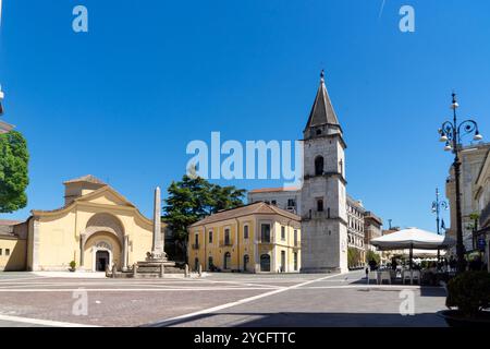 Promenade dans le centre historique de Bénévent, Piazza Santa Sofia avec la fontaine Chiaramonte et l'église Santa Sofia Banque D'Images