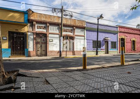 Rue avec des maisons colorées à Providencia. Santiago du Chili, région métropolitaine de Santiago, Chili. Banque D'Images