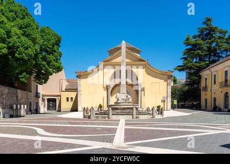 Promenade dans le centre historique de Bénévent, Piazza Santa Sofia avec la fontaine Chiaramonte et l'église Santa Sofia Banque D'Images