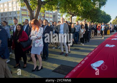 Barcelone, Espagne. 23 octobre 2024. Des militants pro-palestiniens et environnementaux protestent contre la foire de la semaine de l'aviation qui se tient cette semaine à Barcelone, où des compagnies d'armement et des compagnies israéliennes participent. Activistas propalestinos y ecologistas protestan contra la feria Aviation week que se celea esta semana en Barcelona, donde participan empresas de armamento y empresas israel&#xed;es. Mercredi 23 octobre 2024 (photo par Eric Renom/LaPresse) crédit : LaPresse/Alamy Live News Banque D'Images