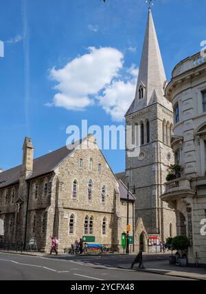 Londres - 06 15 2022 : vue de l'école primaire St Barnabas et de l'église catholique Banque D'Images