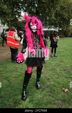 Un rassemblement de fourrures dans les jardins de Trinity Square à Tower Hill à Londres au Royaume-Uni en Europe. Banque D'Images