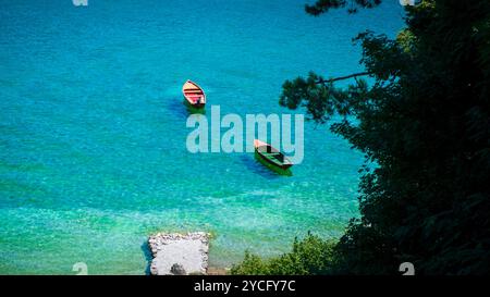 Bateaux de pêche sur un lac turquoise, vue depuis abbove Banque D'Images