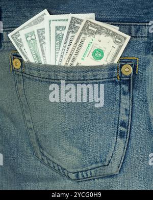 Dollars en poche de hanche sur un Jean Banque D'Images