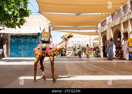 Une statue décorative de chameau ornée de textiles colorés est exposée dans le quartier Al Seef, Dubaï City, Émirats arabes Unis. Banque D'Images