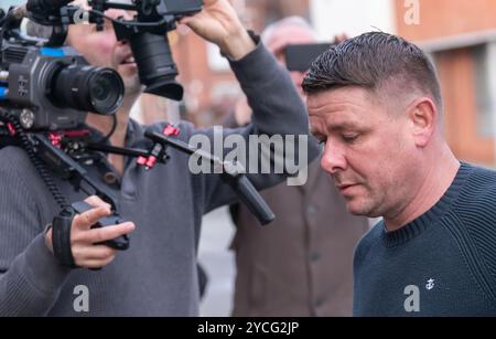 Peter Spooner, le père de Brianna Ghey, âgée de 16 ans, arrive au tribunal du coroner à Warrington pour l'enquête sur sa fille. Date de la photo : mercredi 23 octobre 2024. Banque D'Images