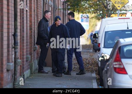 Gardai dans une propriété à Emer Terrace, à Dundalk, Co Louth, alors qu'ils continuent de fouiller une ancienne maison familiale dans le cadre de l'enquête sur le meurtre présumé de Kyran Durnin, huit ans. La maison, le jardin et le terrain attenant seront fouillés et soumis à des examens techniques et médico-légaux. An Garda Siochana a déclaré que le but de la recherche est de découvrir toute preuve qui pourrait fournir des indices sur les allées et venues de Kyran ou ce qui lui est arrivé. Date de la photo : mercredi 23 octobre 2024. Banque D'Images