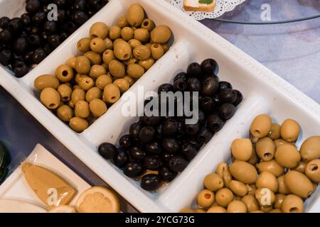 Plateau de variétés d'olives avec des olives vertes et noires. Banque D'Images