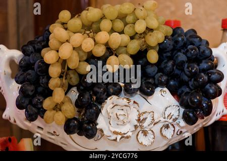 Un vif affichage de raisins frais dans un bol décoratif. Banque D'Images