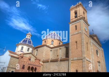 Vue extérieure de l'église de notre dame de consolation au centre de la vieille ville d'Altea dans la province d'Alicante en Espagne Banque D'Images