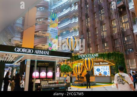 Shanghai, Chine, vue grand angle, People Women Shopping, Inside Luxury Store, centre commercial chinois, 'Giorgio Armani', commercial moderne, mode Banque D'Images