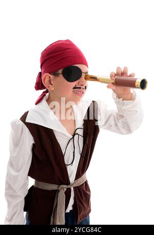 Un jeune garçon pirate regardant à travers un monoscope à la recherche de trésors ou de navires à piller. Fond blanc. Banque D'Images