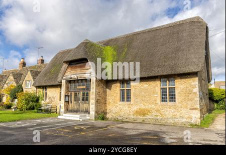 Le Village Hall South Cerney était à l'origine une ancienne grange de chaume Cotswold dans le district de Cotswold dans le Gloucestershire, Royaume-Uni. Banque D'Images