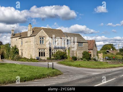 18ème siècle le Tipputs Inn, une maison publique britannique traditionnelle, dans le district de Stroud du Gloucestershire, Nailsworth, Angleterre, Royaume-Uni Banque D'Images