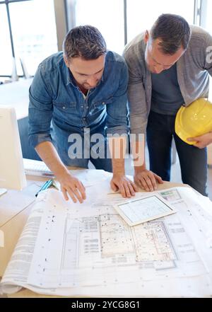 Planification, hommes et ingénieurs de construction dans le bureau pour le développement de la ville avec le plan de construction. Réunion, architecture et équipe industrielle avec Banque D'Images