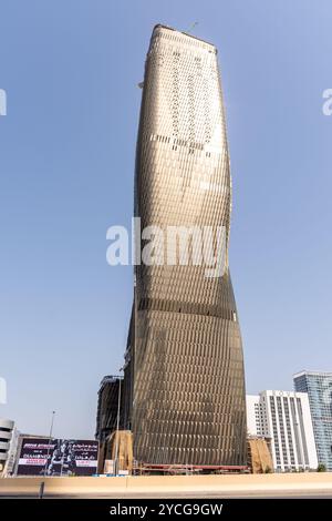 Vue en bas angle de Wasl Tower contre le ciel à Dubaï City, Émirats arabes Unis. Banque D'Images